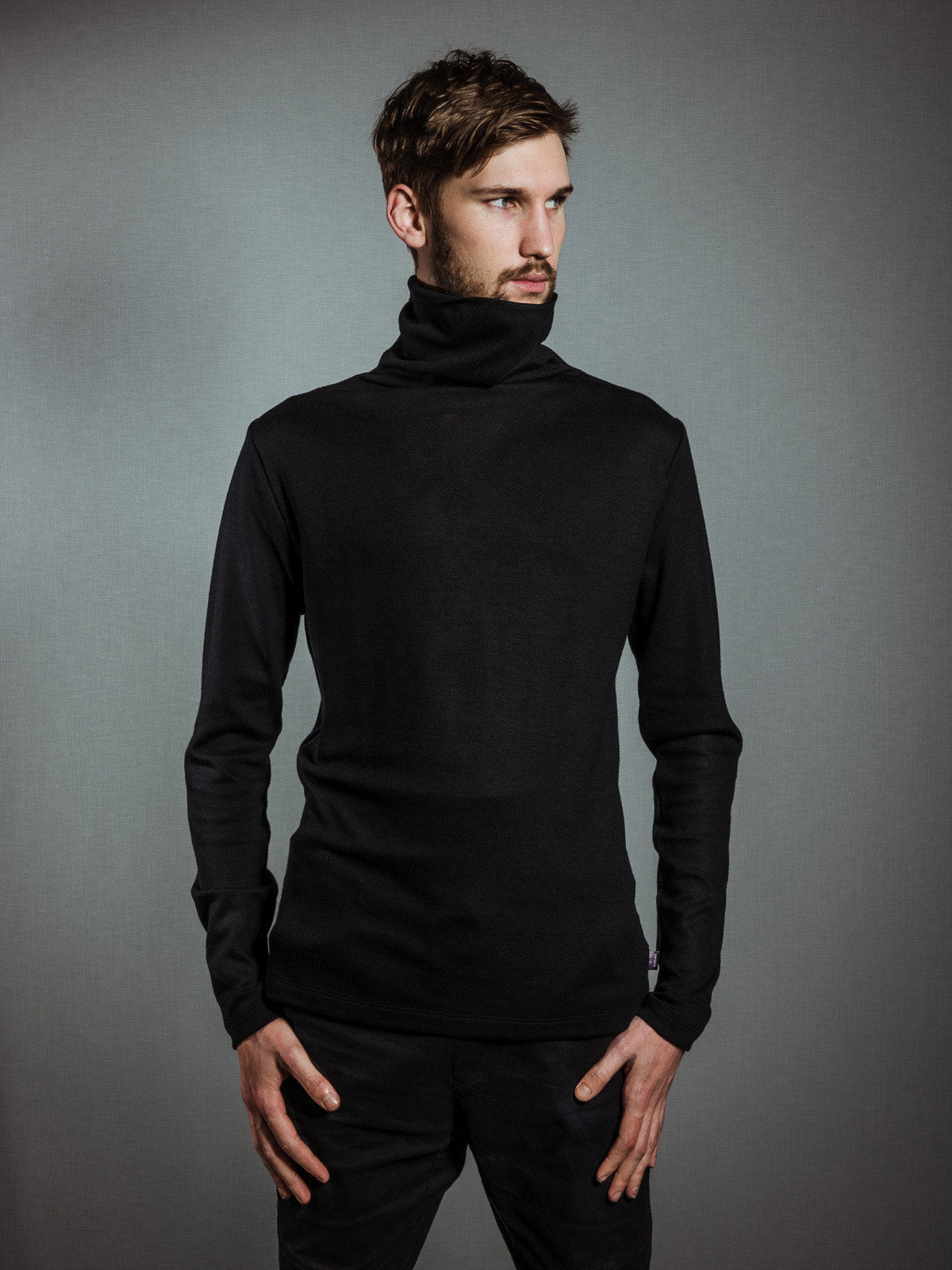 BLACK MERINO TURTLENECK