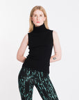 PRODUCT PICTURE OF A SLEVELESS TURTLENECK TOP