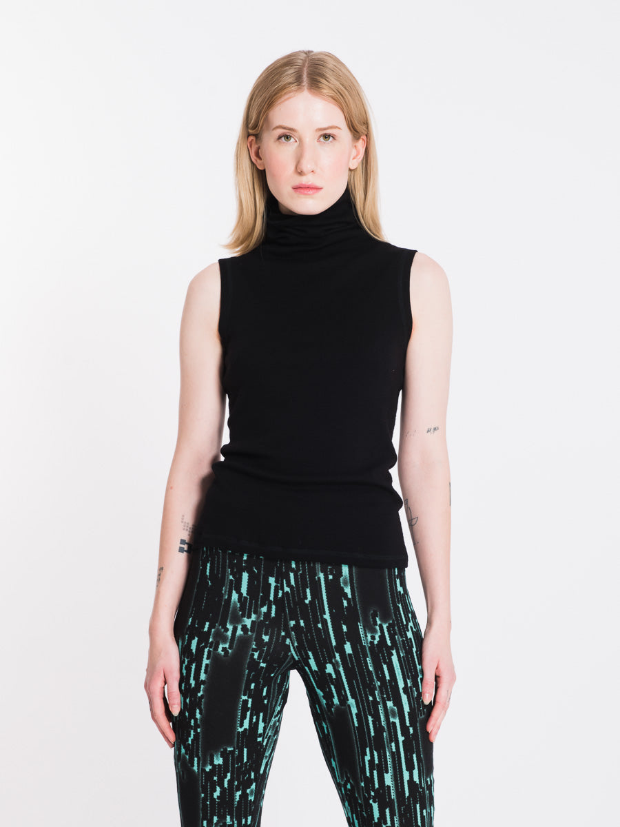 PRODUCT PICTURE OF A SLEVELESS TURTLENECK TOP
