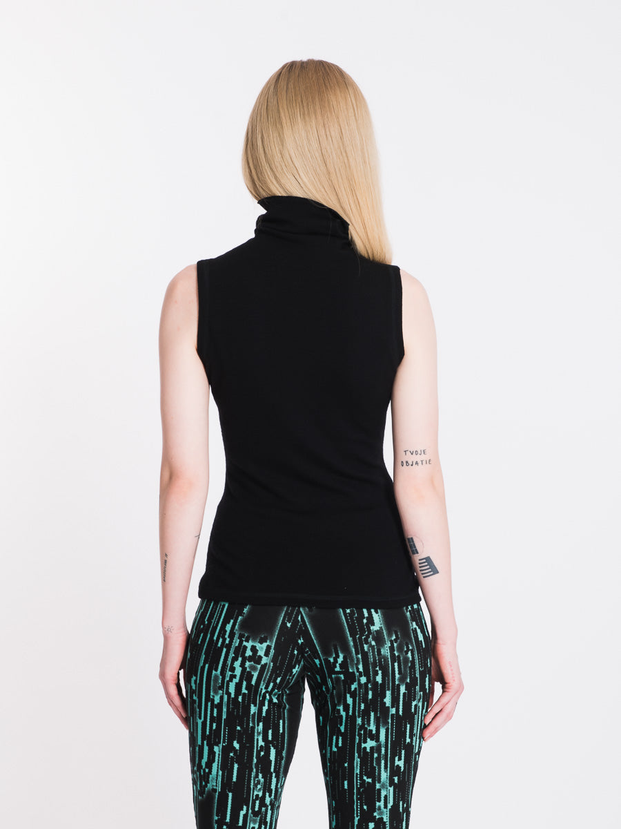 PRODUCT PICTURE OF A SLEVELESS TURTLENECK TOP